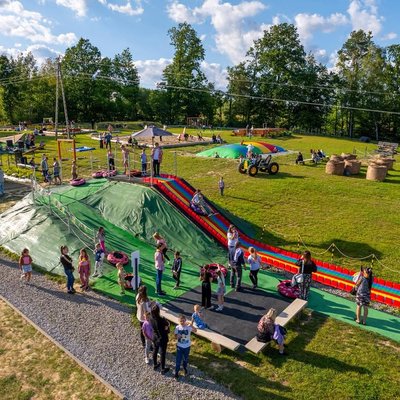 Tor tubingowy 50m - atrakcja dla dzieci w parku rozrywki Kraina Przygód